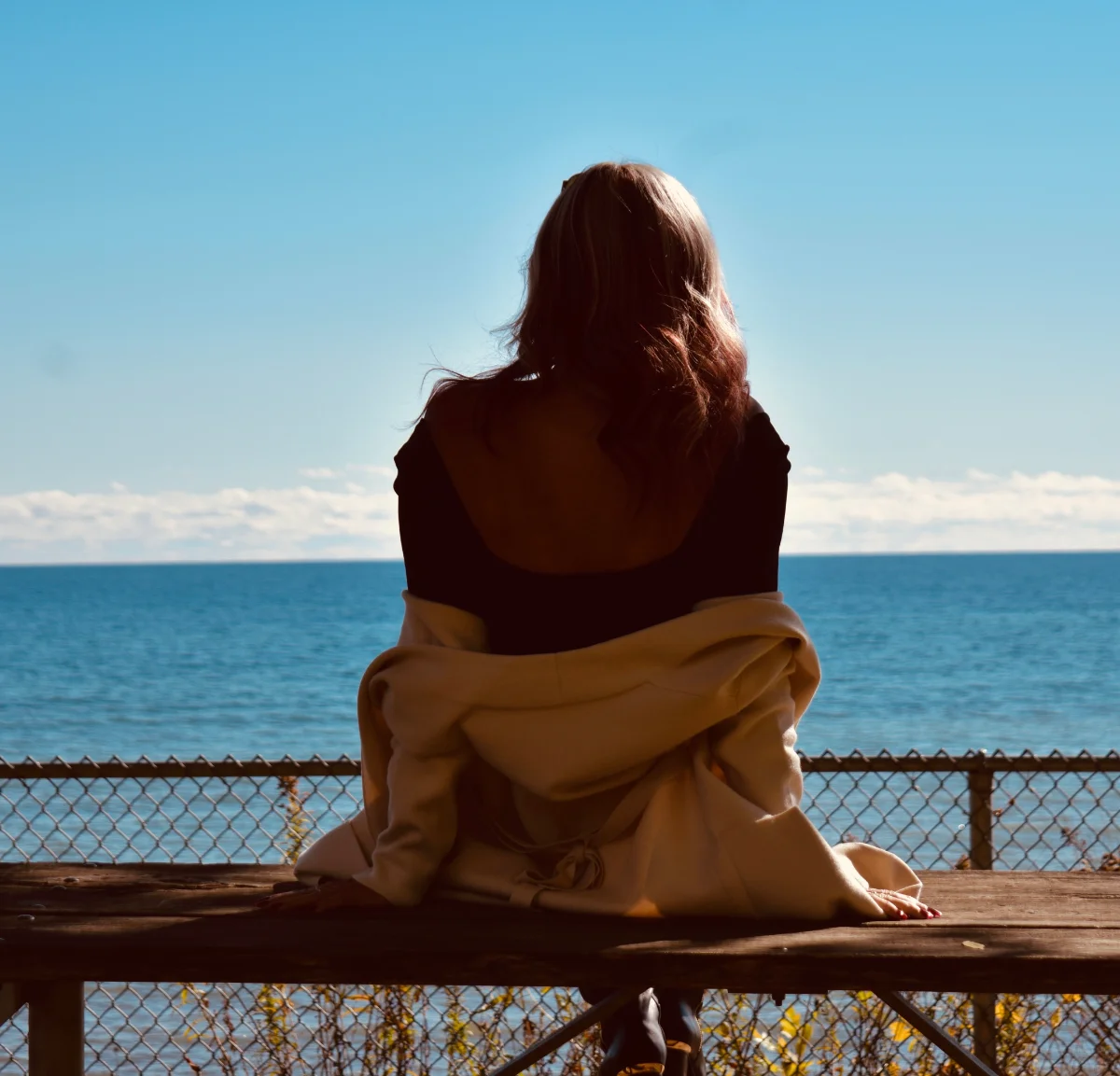 Amanda Dalton – Hands, a window, something still